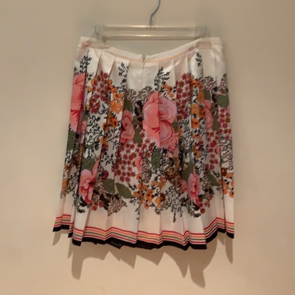 Silk patterned a kirt - Picture 2 of 3